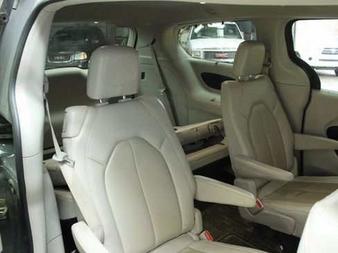 Used 2020 Chrysler Pacifica Touring-L image 9