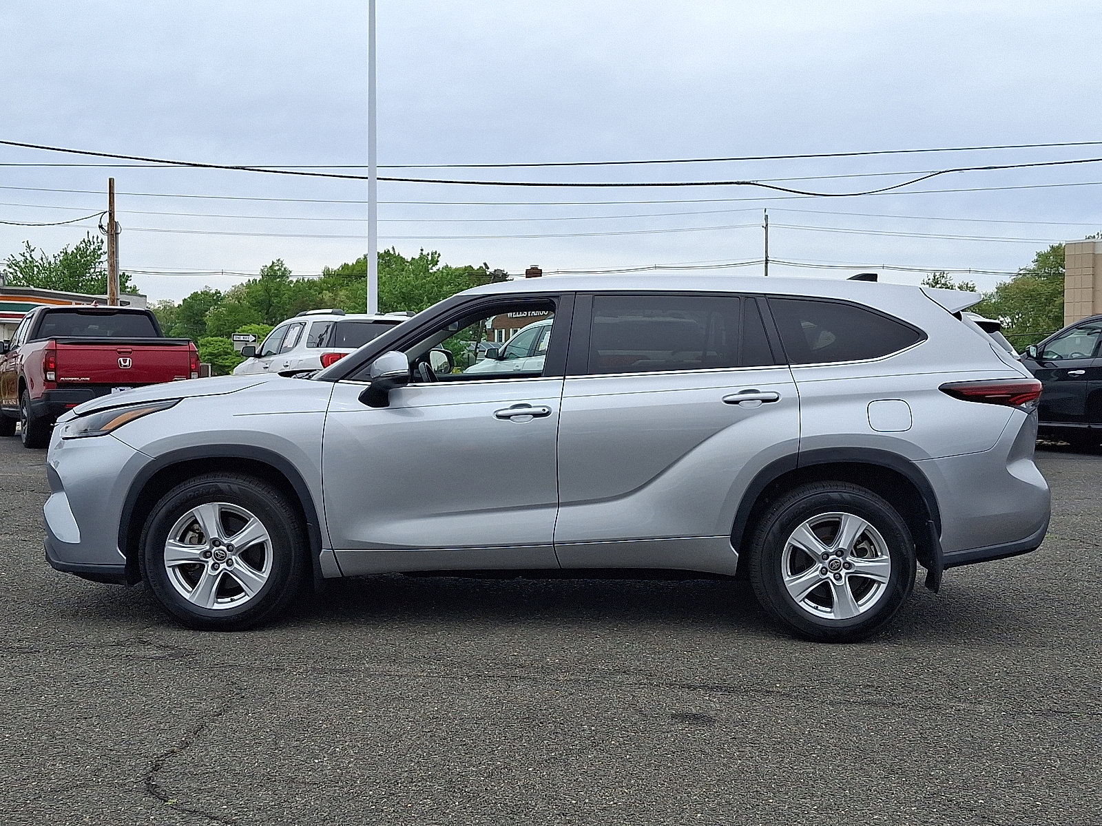 Used 2024 Toyota Highlander LE AWD/4WD image 4