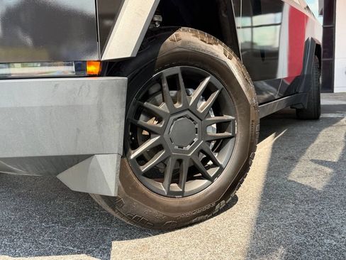 Used 2024 Tesla Cybertruck AWD Crew Cab image 2