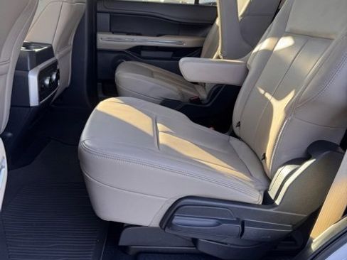 Used 2024 Ford Expedition XLT image 12