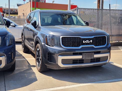 Used 2023 Kia Telluride EX w/ EX Captain's Chair Package image 1
