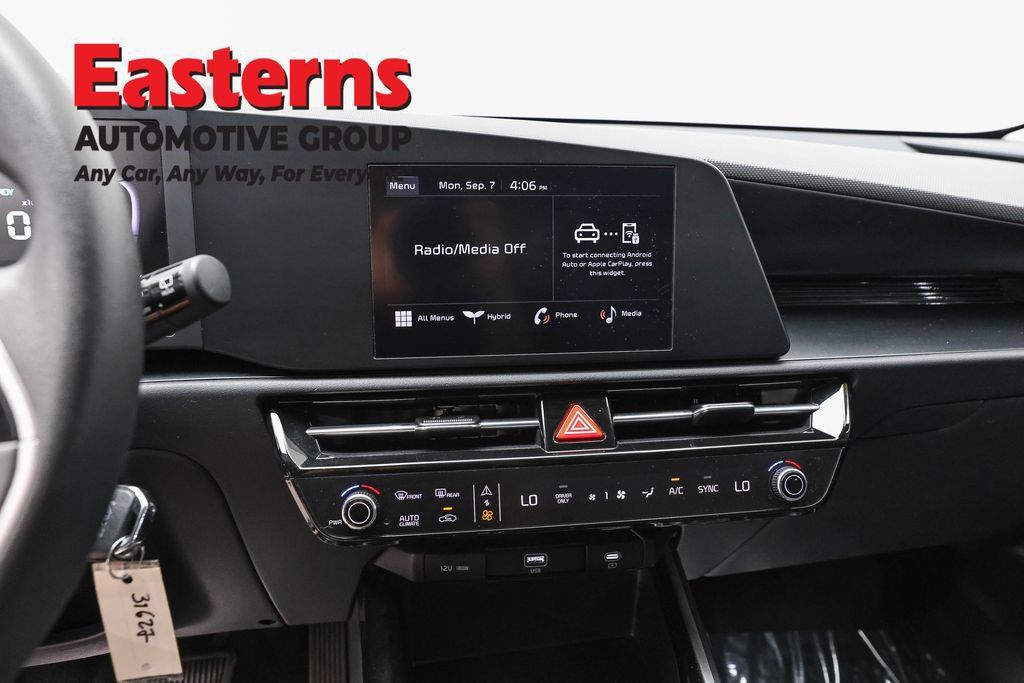 Used 2025 Kia Niro LX FWD image 11