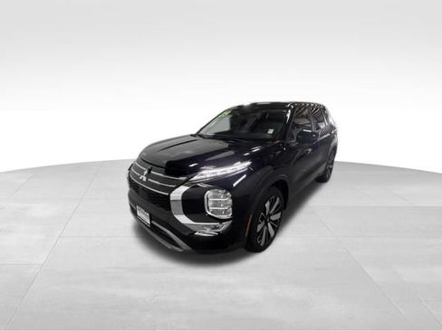 Used 2025 Mitsubishi Outlander SE FWD image 2