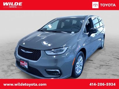 Used 2025 Chrysler Pacifica Select