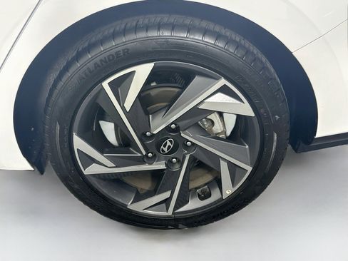 Used 2025 Hyundai Elantra Limited FWD image 11