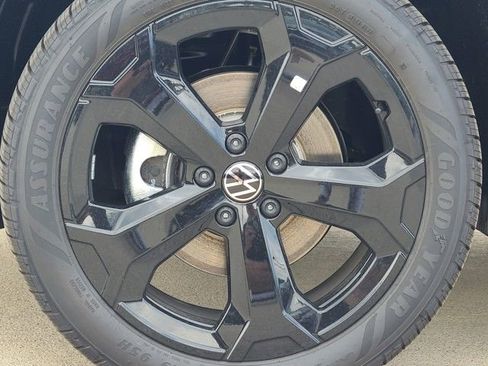 New 2025 Volkswagen Taos SEL image 11