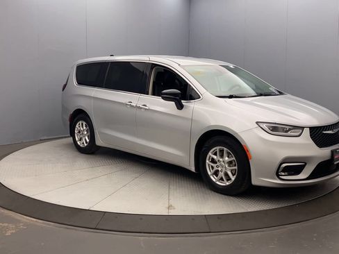 Used 2024 Chrysler Pacifica Touring-L FWD image 7