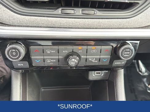 Used 2025 Jeep Compass Latitude w/ Sun & Sound Group AWD/4WD image 14