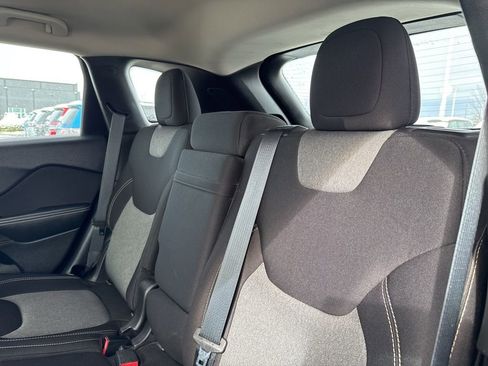 Used 2015 Jeep Cherokee Sport FWD image 18