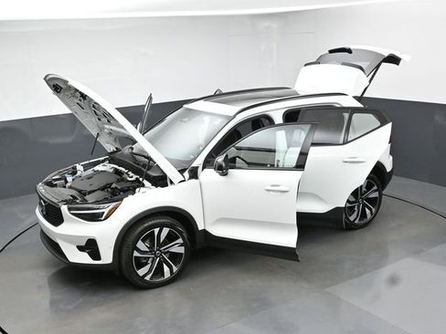 Used 2024 Volvo XC40 B5 Plus AWD/4WD image 51