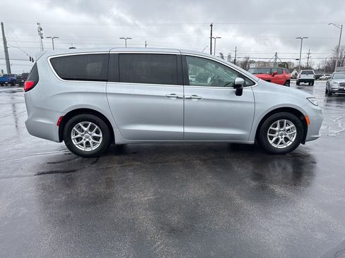 Used 2023 Chrysler Pacifica Touring-L FWD image 8