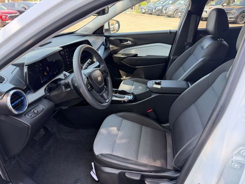 Used 2025 Chevrolet Trax LT FWD image 25