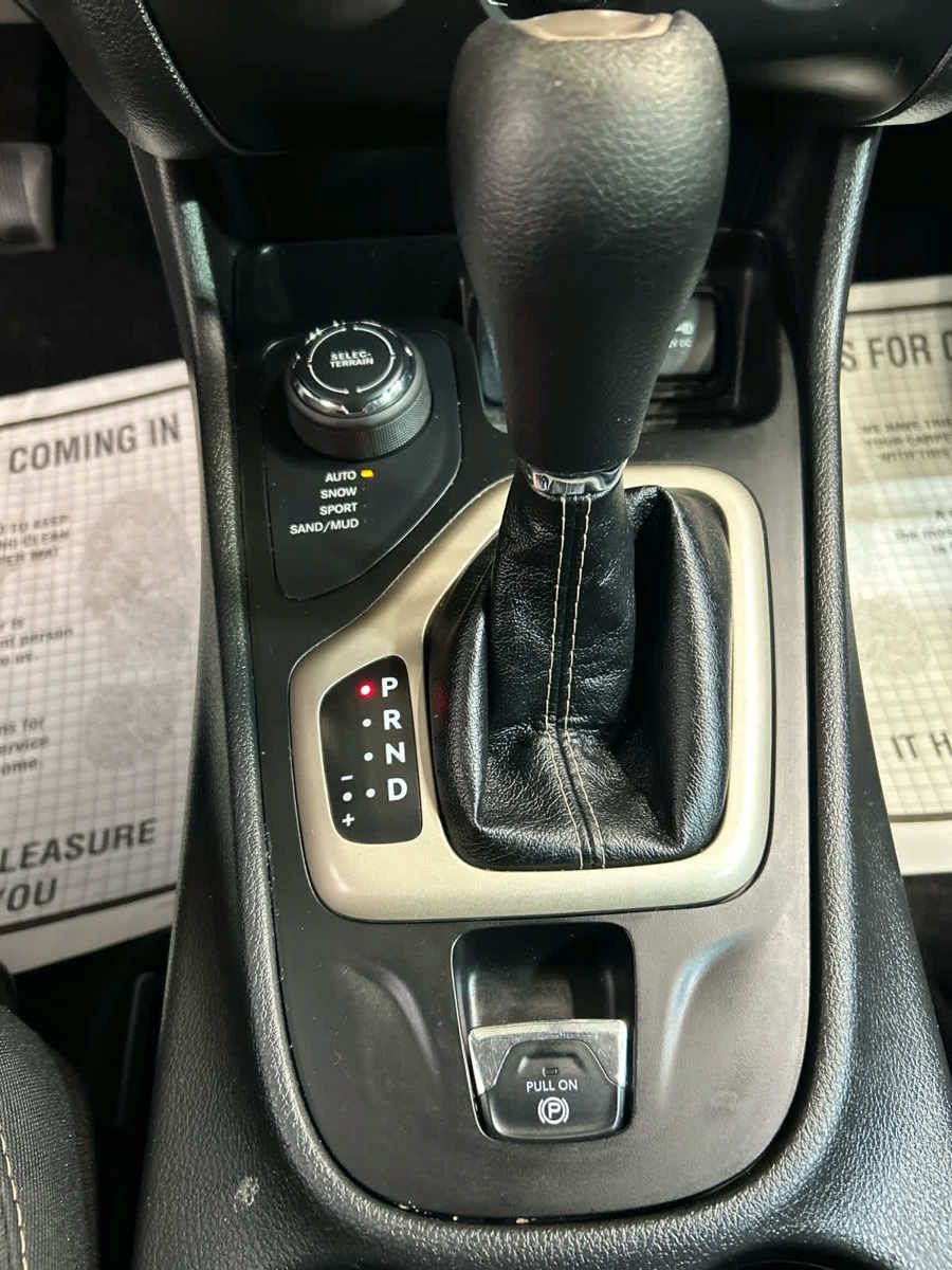 Used 2017 Jeep Cherokee Sport AWD/4WD image 7