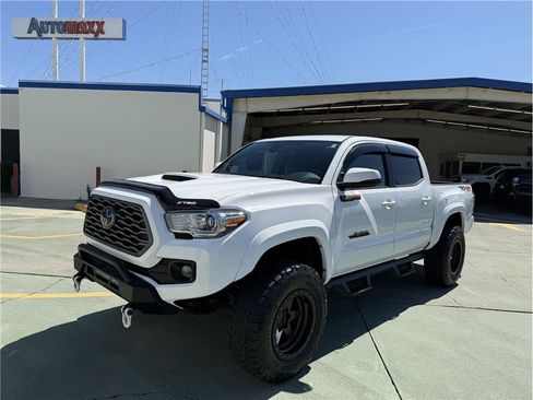 Used 2022 Toyota Tacoma TRD Sport w/ Technology Package AWD/4WD image 3