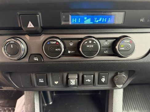 Used 2022 Toyota Tacoma TRD Sport image 18