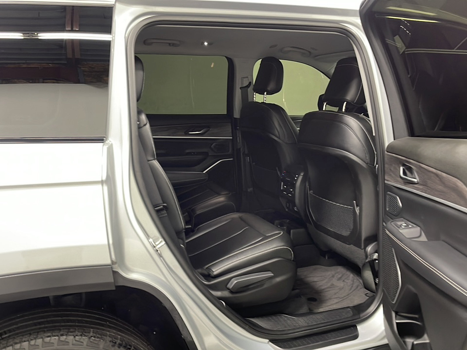 Used 2024 Jeep Grand Cherokee L Limited AWD/4WD image 19