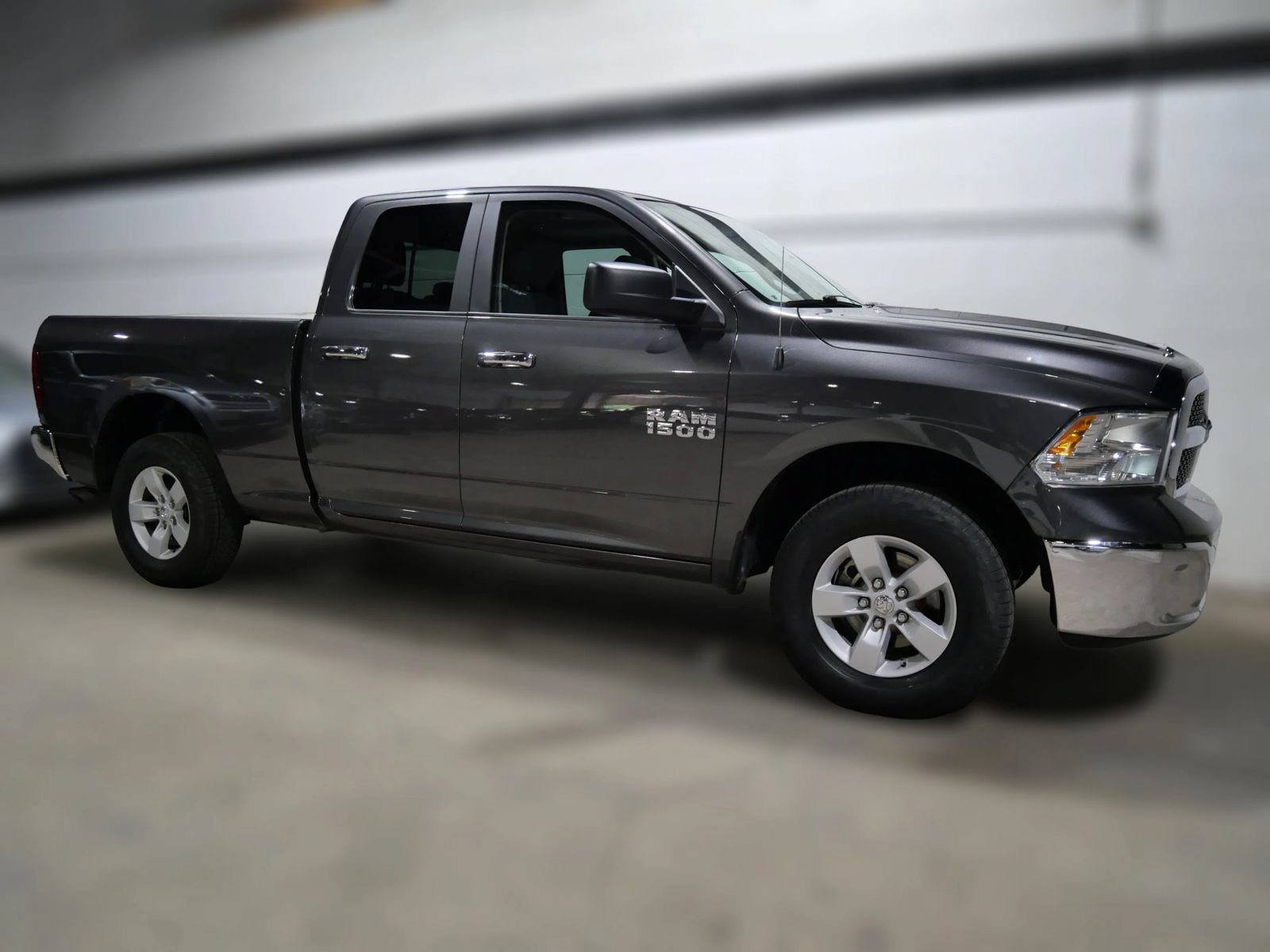 Used 2018 RAM 1500 Classic SLT AWD/4WD image 3