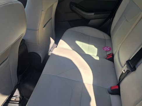 Used 2018 Ford Focus Titanium w/ Titanium Technology Package FWD image 9