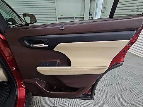 Used 2022 Toyota Highlander XLE image 39