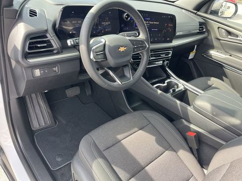 New 2025 Chevrolet Traverse LT image 11