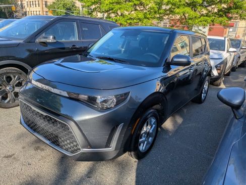 Used 2025 Kia Soul LX w/ LX Technology Package FWD image 4
