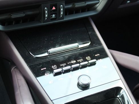 Used 2025 Porsche Cayenne image 24