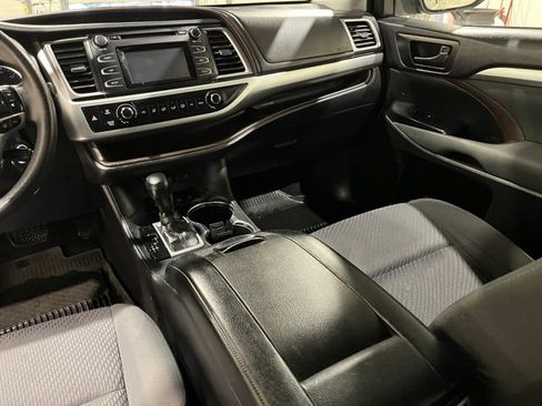 Used 2018 Toyota Highlander LE AWD/4WD image 19
