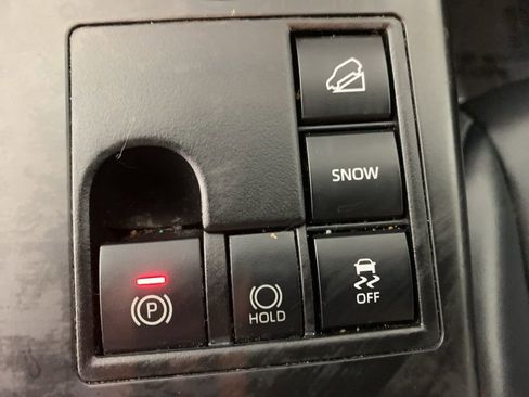 Used 2023 Toyota Highlander XLE AWD/4WD image 27
