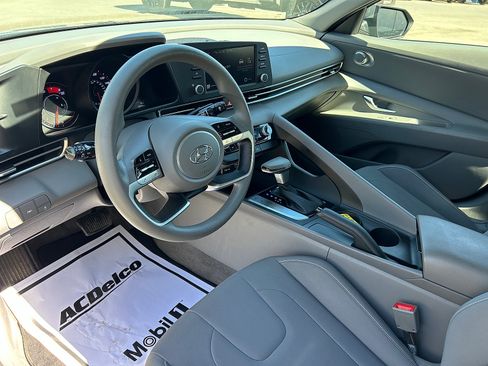 Used 2021 Hyundai Elantra SEL FWD image 9