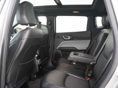 Used 2023 Jeep Compass Latitude w/ Sun and Sound Group AWD/4WD image 18