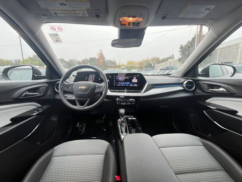 Used 2025 Chevrolet Trax LT image 31