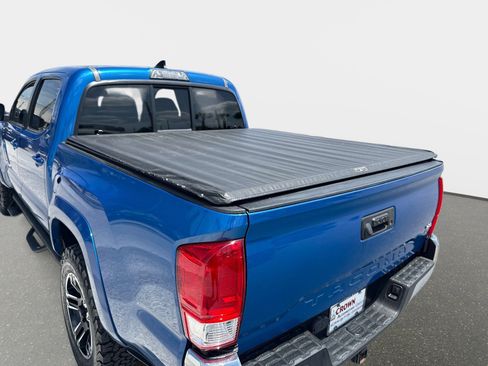 Used 2017 Toyota Tacoma SR5 w/ Tow Package RWD image 9