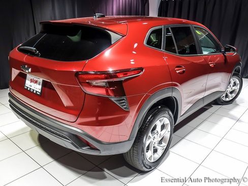 Used 2025 Chevrolet Trax LS w/ LS Convenience Package image 12