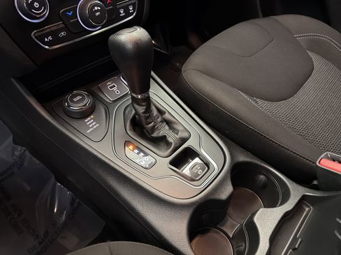 Used 2019 Jeep Cherokee Latitude w/ Popular Appearance Group image 22