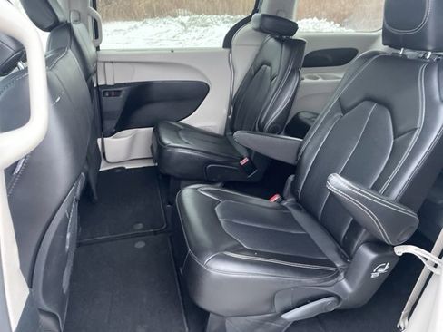 Used 2024 Chrysler Pacifica Touring-L image 21