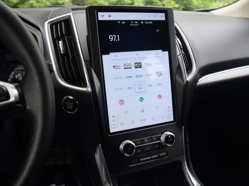 Used 2024 Ford Edge Titanium image 9