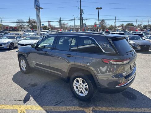 Used 2024 Jeep Grand Cherokee Laredo image 6