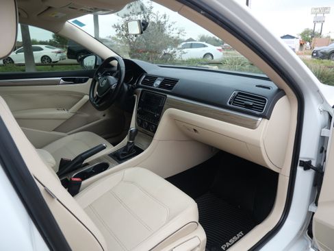 Used 2017 Volkswagen Passat 1.8T SE w/ SE Lighting Package image 14