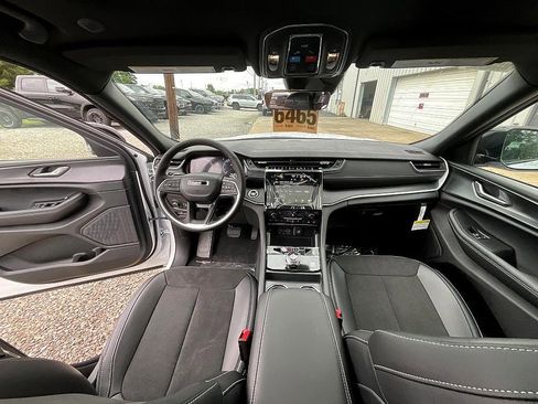 New 2025 Jeep Grand Cherokee Altitude image 35