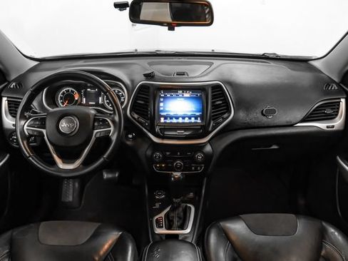 Used 2018 Jeep Cherokee Latitude Plus AWD/4WD image 15