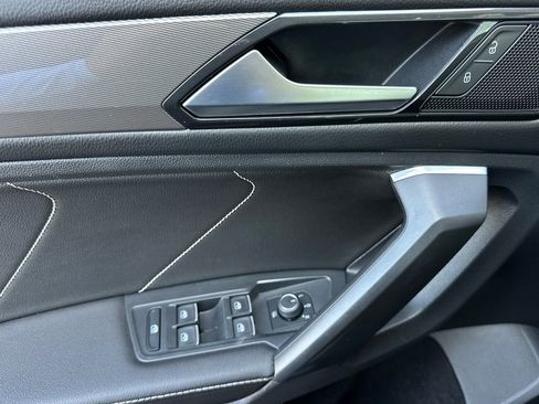 Used 2023 Volkswagen Tiguan SE w/ Panoramic Sunroof Package image 11