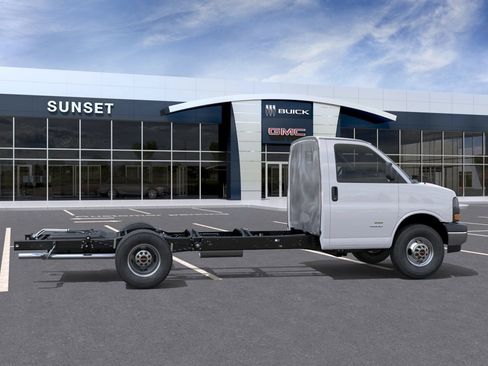 New 2025 GMC Savana 4500 w/ Power Convenience Package RWD image 5