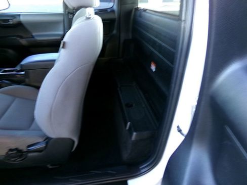 Used 2017 Toyota Tacoma SR image 12