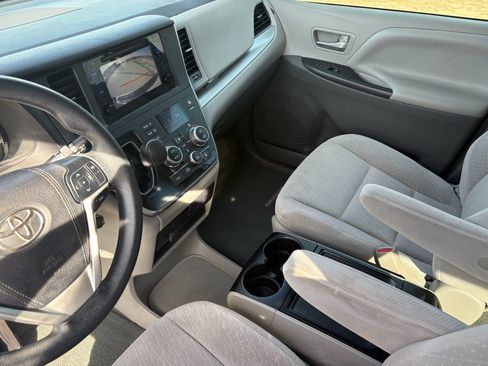 Used 2017 Toyota Sienna LE image 16