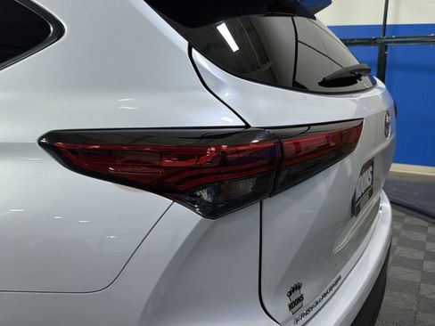 Used 2022 Toyota Highlander XLE AWD/4WD image 13