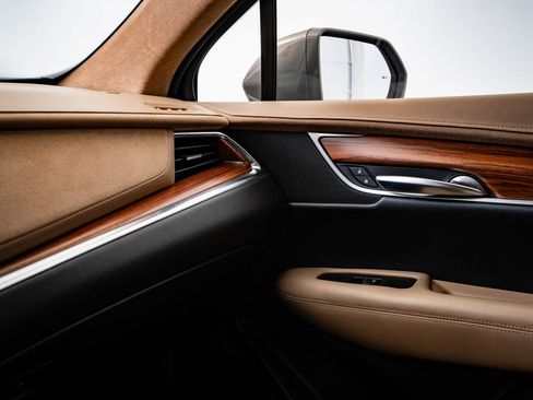 Used 2018 Cadillac XT5 Platinum w/ Driver Assist Package image 41