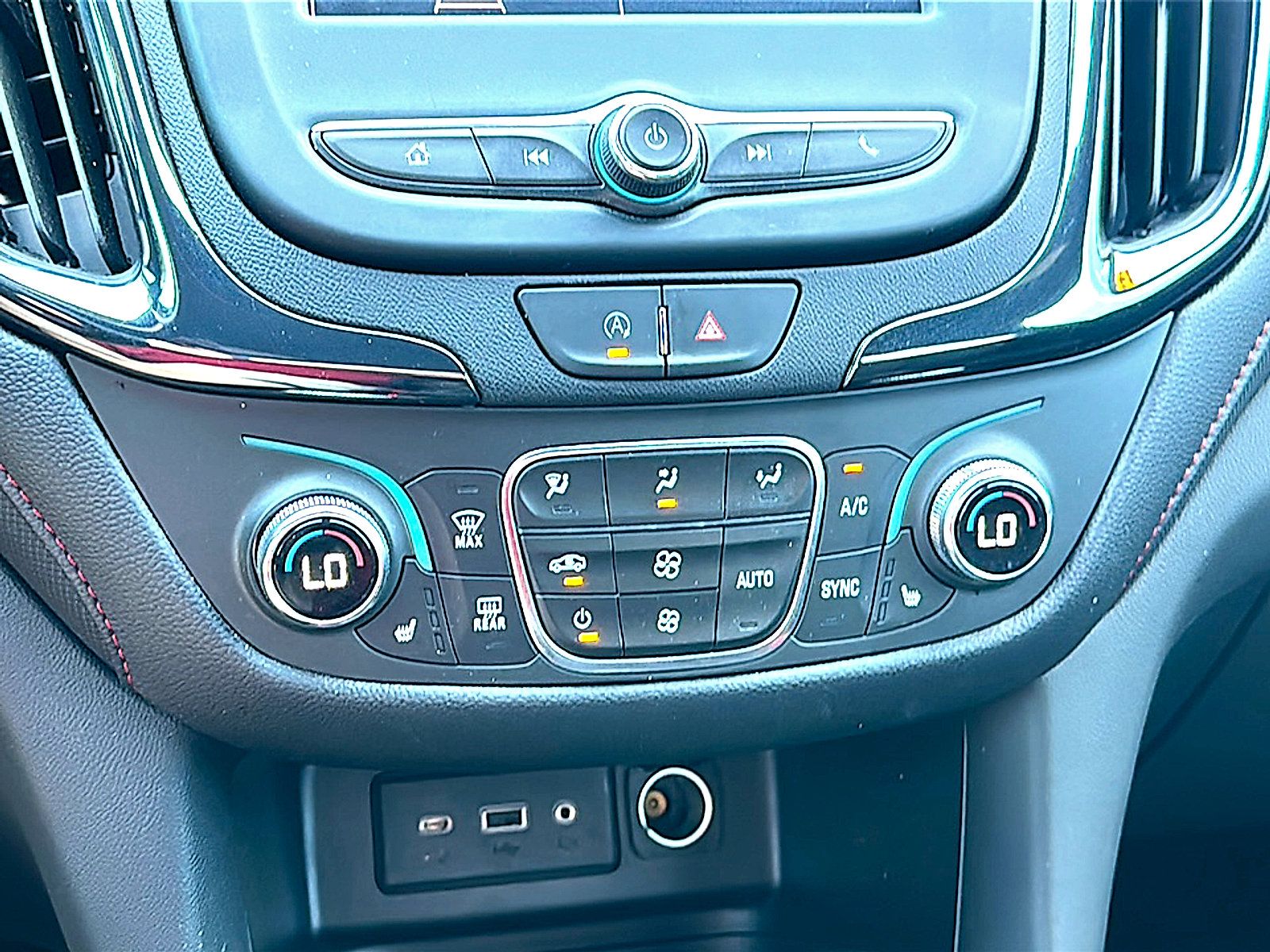 Used 2023 Chevrolet Equinox RS FWD image 35