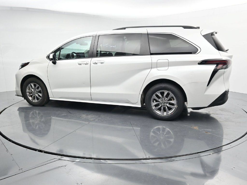 Used 2024 Toyota Sienna XLE FWD image 5