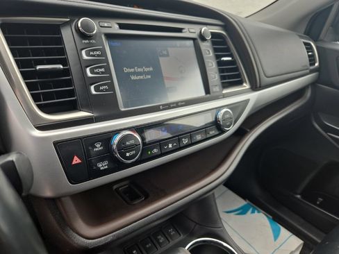 Used 2019 Toyota Highlander XLE AWD/4WD image 19