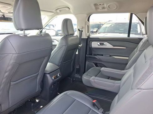 Used 2025 Ford Explorer Active w/ Active Comfort Package RWD image 5